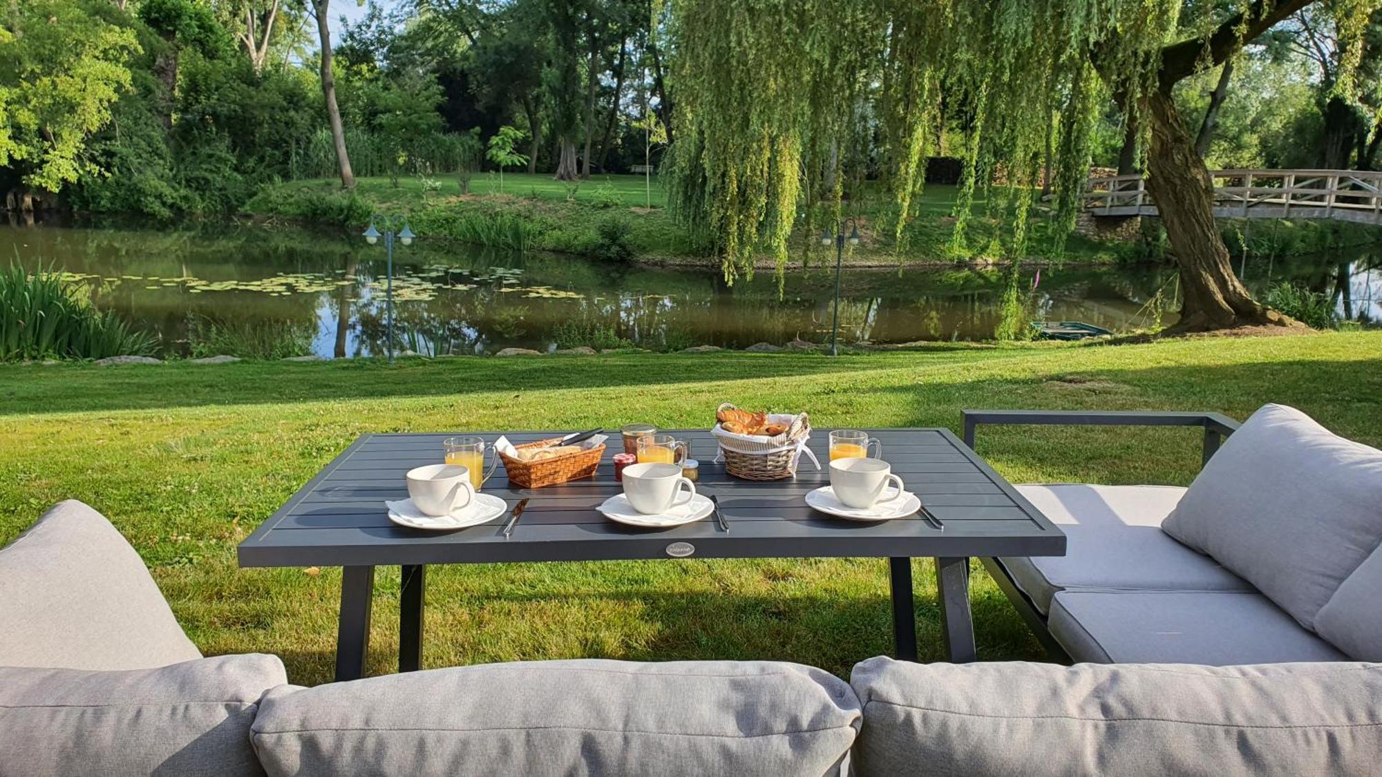 Au Fil De L'Eau Acomodação com café da manhã La Chapelle-Saint-Aubin Exterior foto